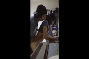 ABG SMA Diewe Dari Belakang Saat Cuci Piring