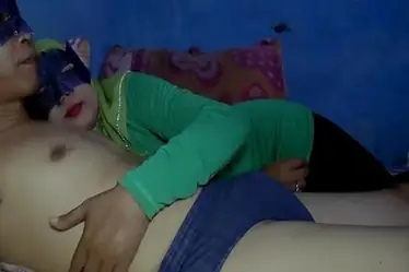 Tante Nakal BJ Pakai Topeng Bikin Penasaran